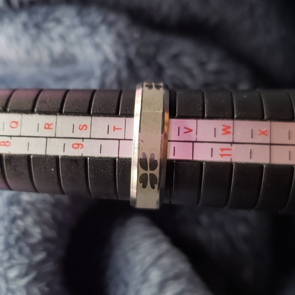 a ring band - Picture 6 of 6